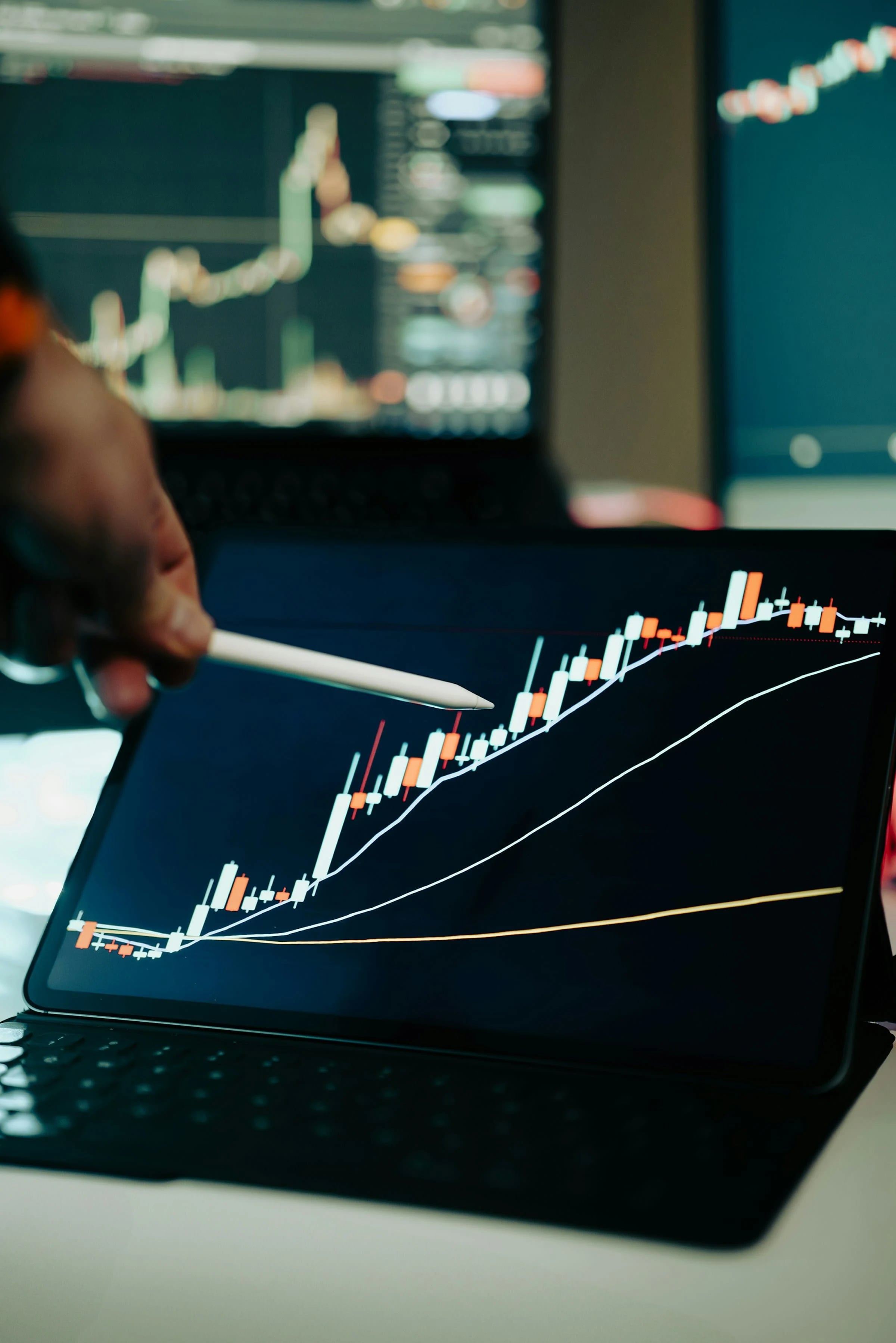 Person pointing at a growth chart on a laptop